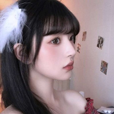 李昀锐单手搂腰边走边吻